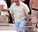 Elton John et David Furnish sur un yacht au large de St-Tropez, le lundi 13 août 2012.