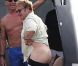 Elton John expose son derrière: Sous le soleil de St-Tropez... on a vu la lune !