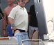 Elton John et David Furnish sur un yacht au large de St-Tropez, le lundi 13 août 2012.