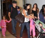 Matt Damon, sa femme Luciana Barroso et leurs filles Isabella (6 ans) Gia (4 ans) et Stella (2 ans). La petite famille a été vue à l'aéroport de Boston le 16 août 2012. 