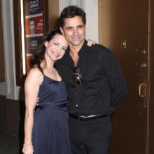 Kristin Davis et John Stamos, complices, à la sortie de leur représentation de The New Man, à New York, le 19 août 2012