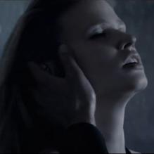 Alexander Skarsgard et Lara Stone dans le mini-film réalisé par Fabien Baron pour le parfum Encounter de Calvin Klein.