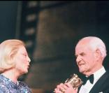 Michèle Morgan remet un César d'honneur à Jean Delannoy en 1986