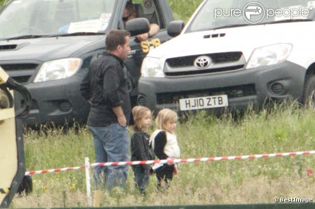 Angelina Jolie porte ses cornes sur le tournage de  Maleficent  en juin 2012 en Angleterre. Ses jumeaux Vivienne et Knox étaient présents pour la voir.