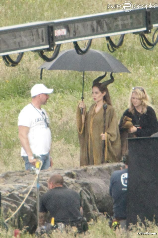 Angelina Jolie porte ses cornes sur le tournage de  Maleficent  en juin 2012 en Angleterre. Ses jumeaux Vivienne et Know étaient présents.