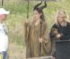 Angelina Jolie porte ses cornes sur le tournage de  Maleficent  en juin 2012 en Angleterre. Ses jumeaux Vivienne et Know étaient présents.