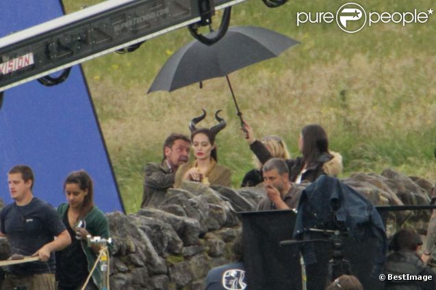 Angelina Jolie porte ses cornes sur le tournage de  Maleficent  en juin 2012 en Angleterre. Ses jumeaux Vivienne et Knox étaient présents.