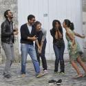 Leïla Bekhti et Géraldine Nakache, en plein fou rire, et des Bronzés amoureux