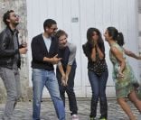 Géraldine Nakache, Baptiste Lecaplain, Manu Payet, Leïla Bekhti et Nader Boussandel dans les rues d'Angoulême durant le festival du film francophone le 26 août 2012