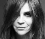 Carine Roitfeld rend son expertise beauté sur son shooting pour M.A.C., à l'approche du lancement de sa ligne de maquillage.