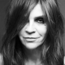 Carine Roitfeld rend son expertise beauté sur son shooting pour M.A.C., à l'approche du lancement de sa ligne de maquillage.