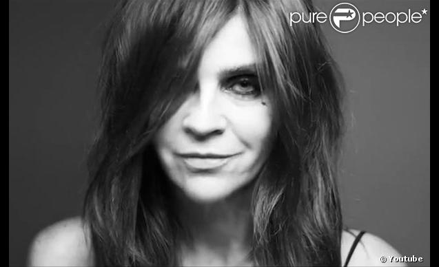 Carine Roitfeld rend son expertise beauté sur son shooting pour M.A.C., à l'approche du lancement de sa ligne de maquillage.