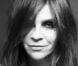 Carine Roitfeld rend son expertise beauté sur son shooting pour M.A.C., à l'approche du lancement de sa ligne de maquillage.