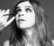 Retouches maquillage pour Carine Roitfeld sur le shooting de sa collaboration avec M.A.C.