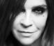 Carine Roitfeld, sexy et entière, pose devant l'objectif de Mario Sorrenti pour M.A.C.