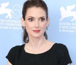 Winona Ryder et son air illuminé lors du photocall de  The Iceman  à la Mostra de Venise, le 30 août 2012.