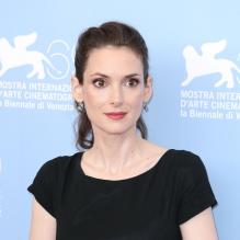 Winona Ryder et son air illuminé lors du photocall de <em>The Iceman</em> à la Mostra de Venise, le 30 août 2012.