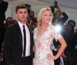 Zac Efron pose avec Maika Monroe sur le tapis rouge de la Mostra de Venise, le vendredi 31 août 2012.