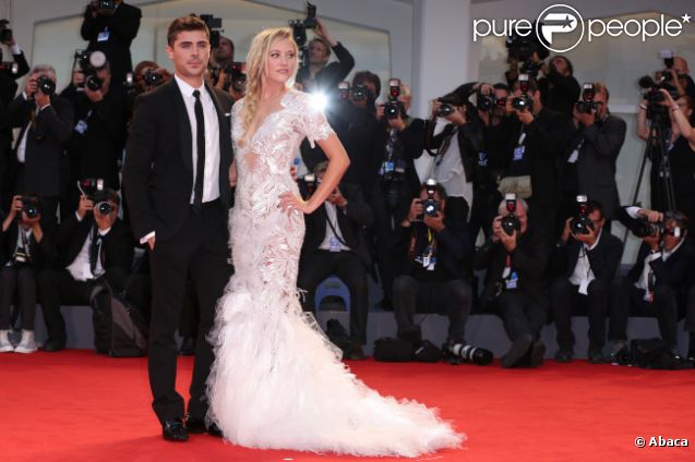 Zac Efron pose avec Maika Monroe sur le tapis rouge de la Mostra de Venise, le vendredi 31 août 2012.