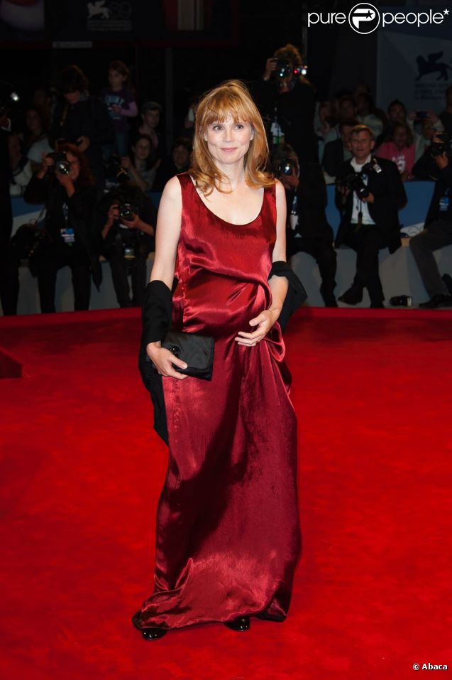 Isabelle Carré nous présente son ventre rond. Elle est enceinte de son troisième enfant et officialise sa grossesse lors de la Mostra de Venise, le 1er septembre 2012.