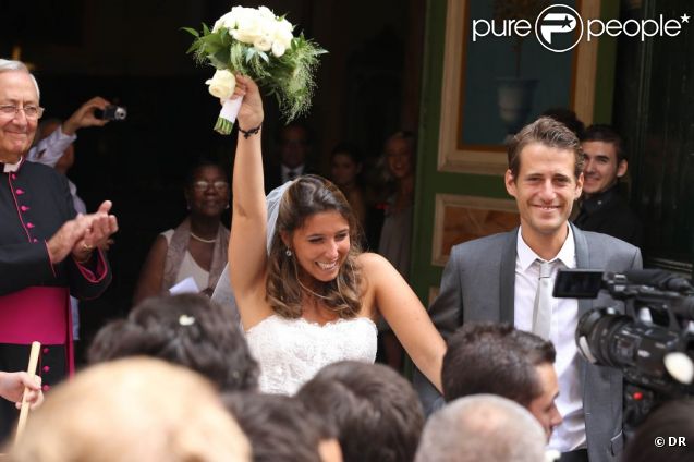 Mariage heureux de Nicolas Coullier et Julie Burdin, le 1er septembre 2012. Les mariés sortent de l'église après s'être dit "oui" !