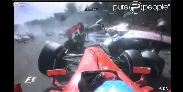 Romain Grosjean provoque un accident au départ du Grand Prix de Belgique le 2 septembre 2012 impliquant Lewis Hamilton et Fernando Alonso