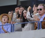 Jennifer Connelly, Paul Bettany et leur fils Stellan lors de la finale de l'US Open entre Serena Williams et Victoria Azarenka le 9 septembre 2012 à New York