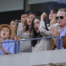 Jennifer Connelly, Paul Bettany et leur fils Stellan lors de la finale de l'US Open entre Serena Williams et Victoria Azarenka le 9 septembre 2012 à New York