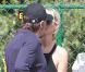 Johnny Hallyday et Laeticia Hallyday échangent un petit bisou avant d'aller chez leur coiffeur, le 10 septembre 2012.
