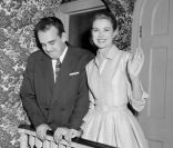 Le prince Rainier III de Monaco et sa fiancée Grace Kelly à Philadelphie, le 6 janvier 1956