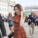 Kelly Brook, caméléon sexy, inaugure la Fashion Week Londres