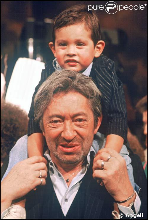 Lulu sur les épaules de son père Serge Gainsbourg