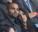Tony Parker et sa compagne Axelle lors du match de Ligue des Champions entre le PSG et le Dynamo Kiev le 18 septembre 2012 au Parc des Princes à Paris