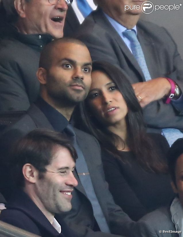 Tony Parker et sa compagne Axelle lors du match de Ligue des Champions entre le PSG et le Dynamo Kiev le 18 septembre 2012 au Parc des Princes à Paris