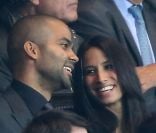 Tony Parker et sa compagne Axelle lors du match de Ligue des Champions entre le PSG et le Dynamo Kiev le 18 septembre 2012 au Parc des Princes à Paris