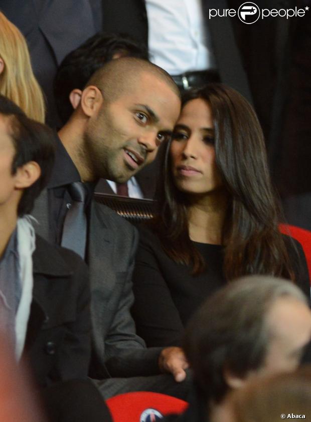 Tony Parker et sa compagne Axelle lors du match entre le PSG et le Dynamo Kiev au Parc des Princes à Paris le 18 septembre 2012
