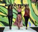 Elisabetta Canalis, entre les créatrices Andrea Teofilatto et Alessandra Piascentini pour le final, a assuré le show pour Miss Bikini lors de la Fashion Week de Milan, le 21 septembre 2012