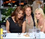 Gabriel Aubry entouré par Janet Jackson et Donatella Versace