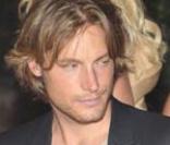 Gabriel Aubry écoute très attentivement ce que lui dit Janet Jackson