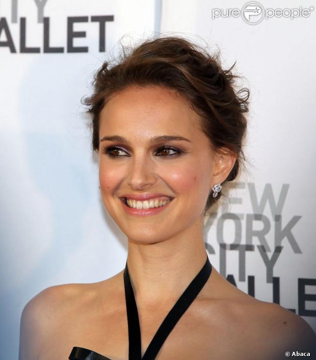 Natalie Portman, brune, sur le red carpet du New York City Ballet