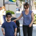 Peter Dinklage (Game of Thrones) : En promenade, il présente son bébé !