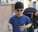 Peter Dinklage se promène avec sa femme Erica Schmidt et leur bébé le 24 septembre 2012 à Los Angeles