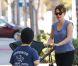 Peter Dinklage se promène avec sa jolie femme Erica Schmidt et leur bébé le 24 septembre 2012 à Los Angeles