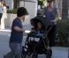 En famille, Peter Dinklage, sa femme et sa fille à Los Angeles le 24 septembre 2012