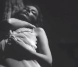 Kylie Minogue, dans le clip Flower, sensuelle et dénudée en pleine nature