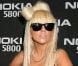Une frange et un noeud dans les cheveux : dès ses débuts dans le show-biz, Lady Gaga impose son look. Londres, janvier 2009.