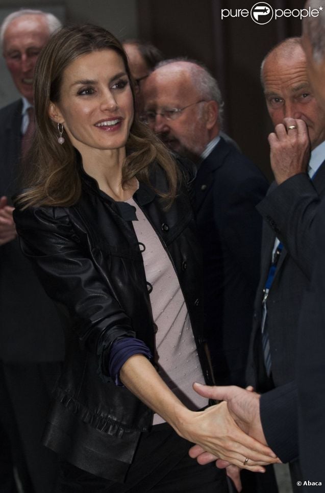 AGENDA DE LOS PRINCIPES DE ASTURIAS - Página 90 944737-crown-princess-letizia-arrives-to-open-637x0-2