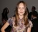 Ana Girardot, au premier du défilé Carven, porte une robe de la maison française issue de sa collection Resort 2013. Paris, le 27 septembre 2012.