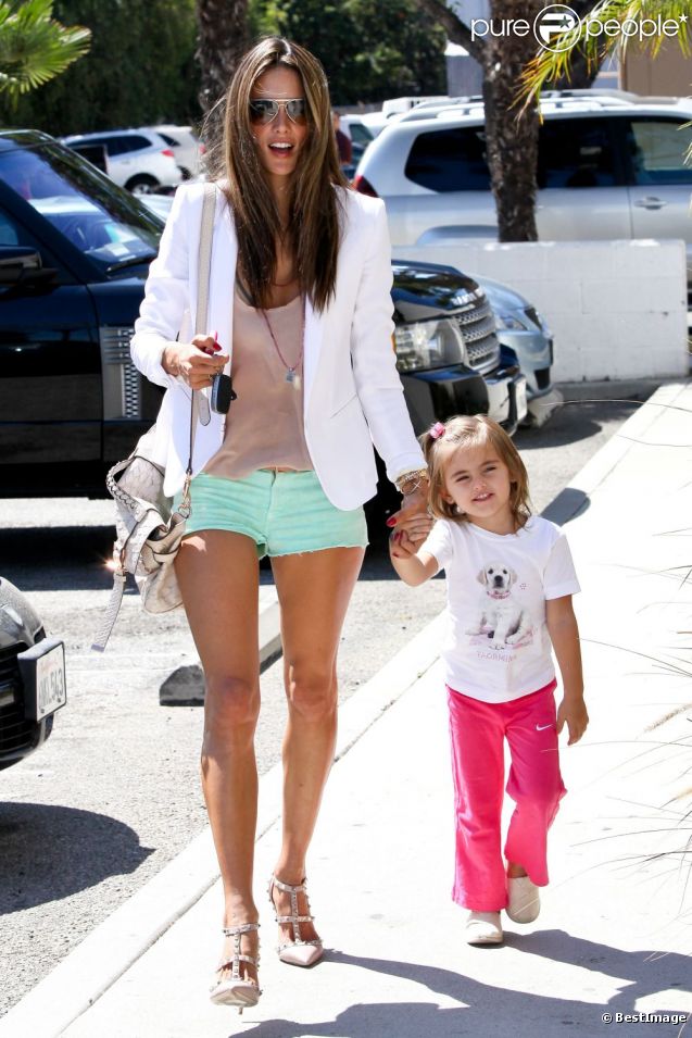 Alessandra Ambrosio porte des lunettes Persol, un blazer blanc, un top nude, un mini-short Hudson, un sac Mulberry et des sandales Valentino à Los Angeles. Le 24 septembre 2012.
