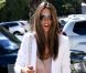 Alessandra Ambrosio porte des lunettes Persol, un blazer blanc, un top nude, un mini-short Hudson, un sac Mulberry et des sandales Valentino à Los Angeles. Le 24 septembre 2012.